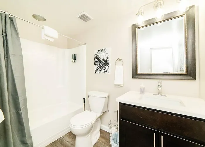 - No Steps - Walkable & Free Parking Apartment *