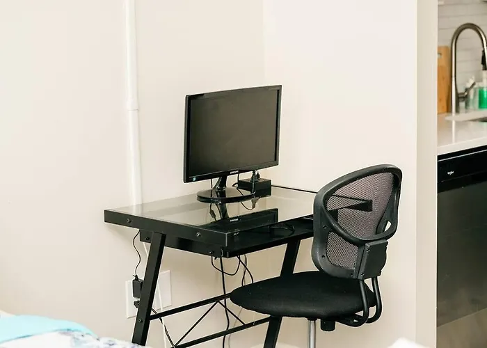 - No Steps - Walkable & Free Parking Apartment